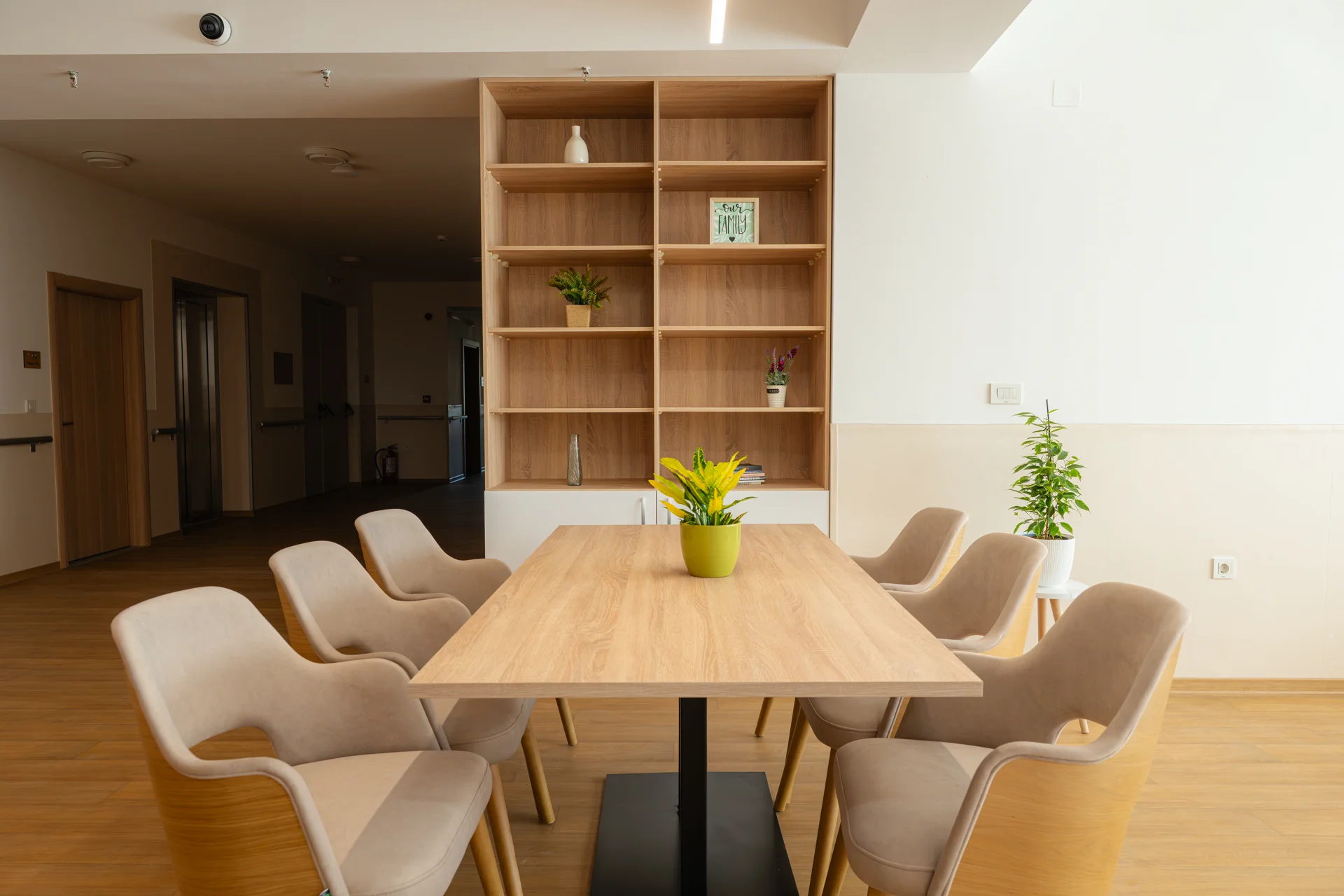 Дневна просторија на 2 кат - светол и пријатен амбиент